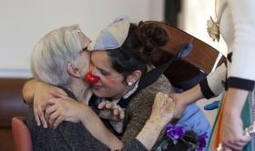 Teràpia amb pallassos per a gent gran. Centre Geriàtric Maria Gay