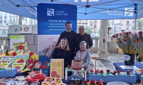 Treballadors i voluntaris a la nostra parada de Sant Jordi al Barri Vell de Girona.